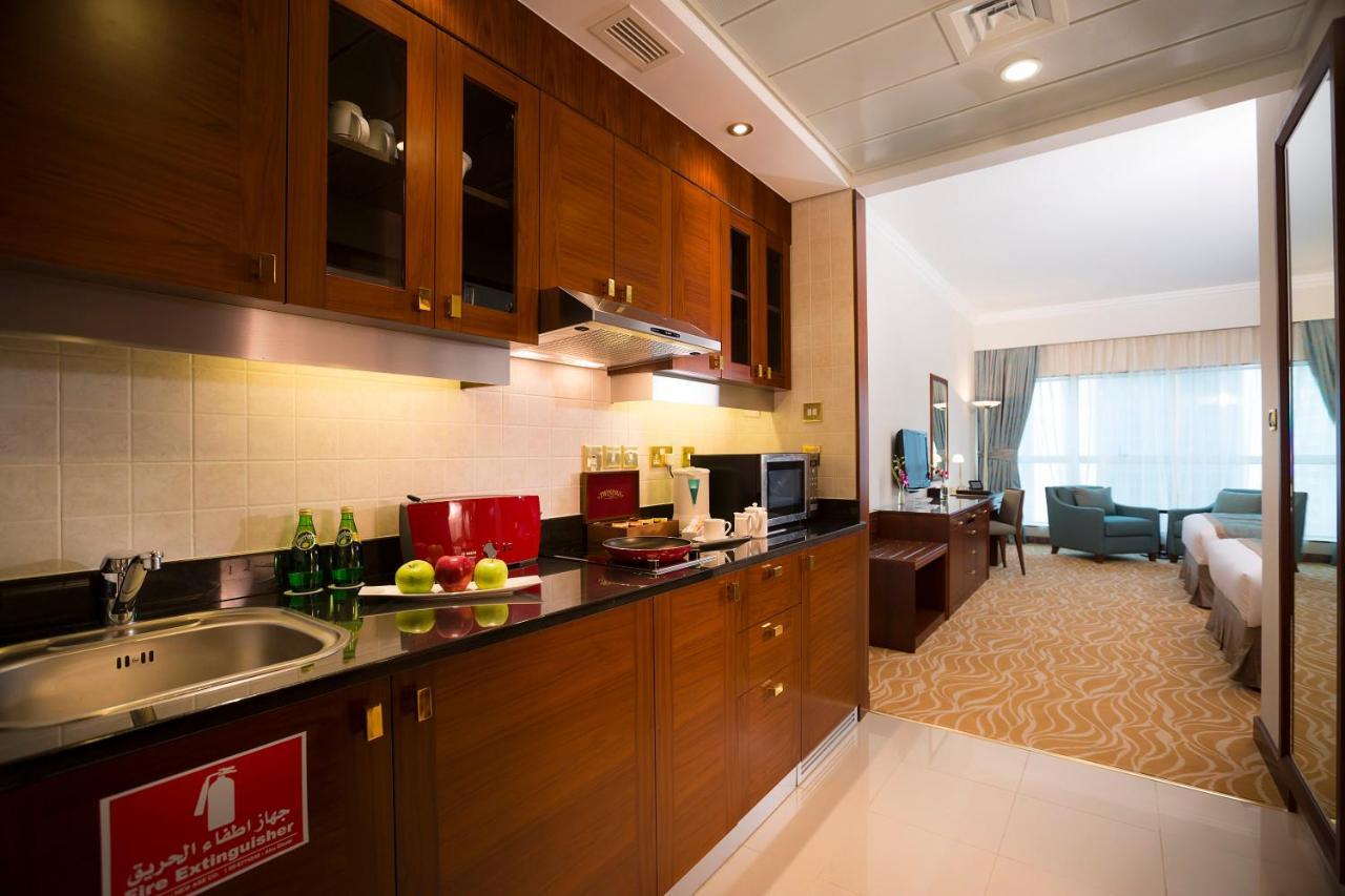 Grand Mercure Majlis Residences Абу Даби Екстериор снимка A typical hotel kitchenette