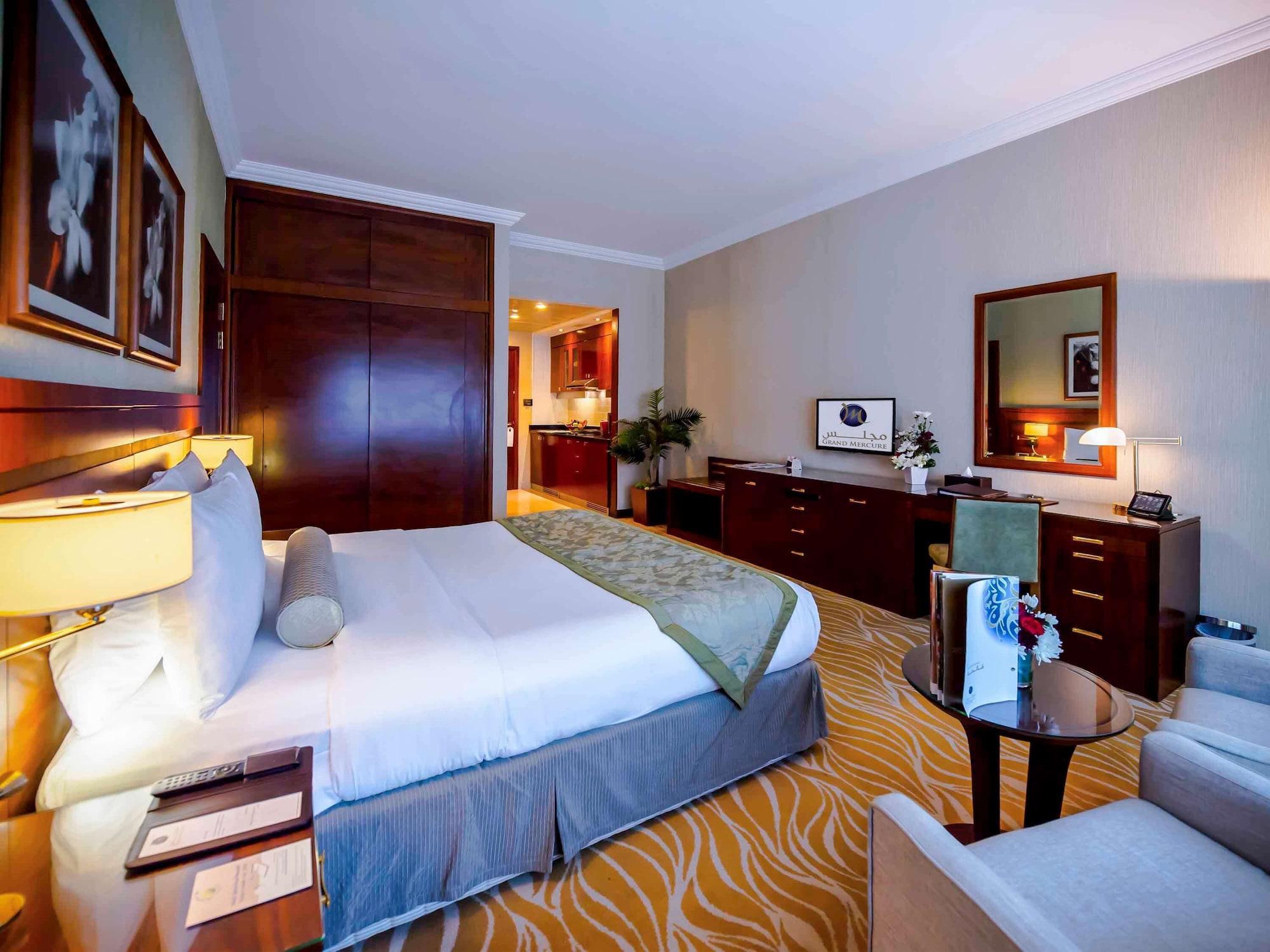 Grand Mercure Majlis Residences Абу Даби Екстериор снимка A room at the Jumeirah Creekside
