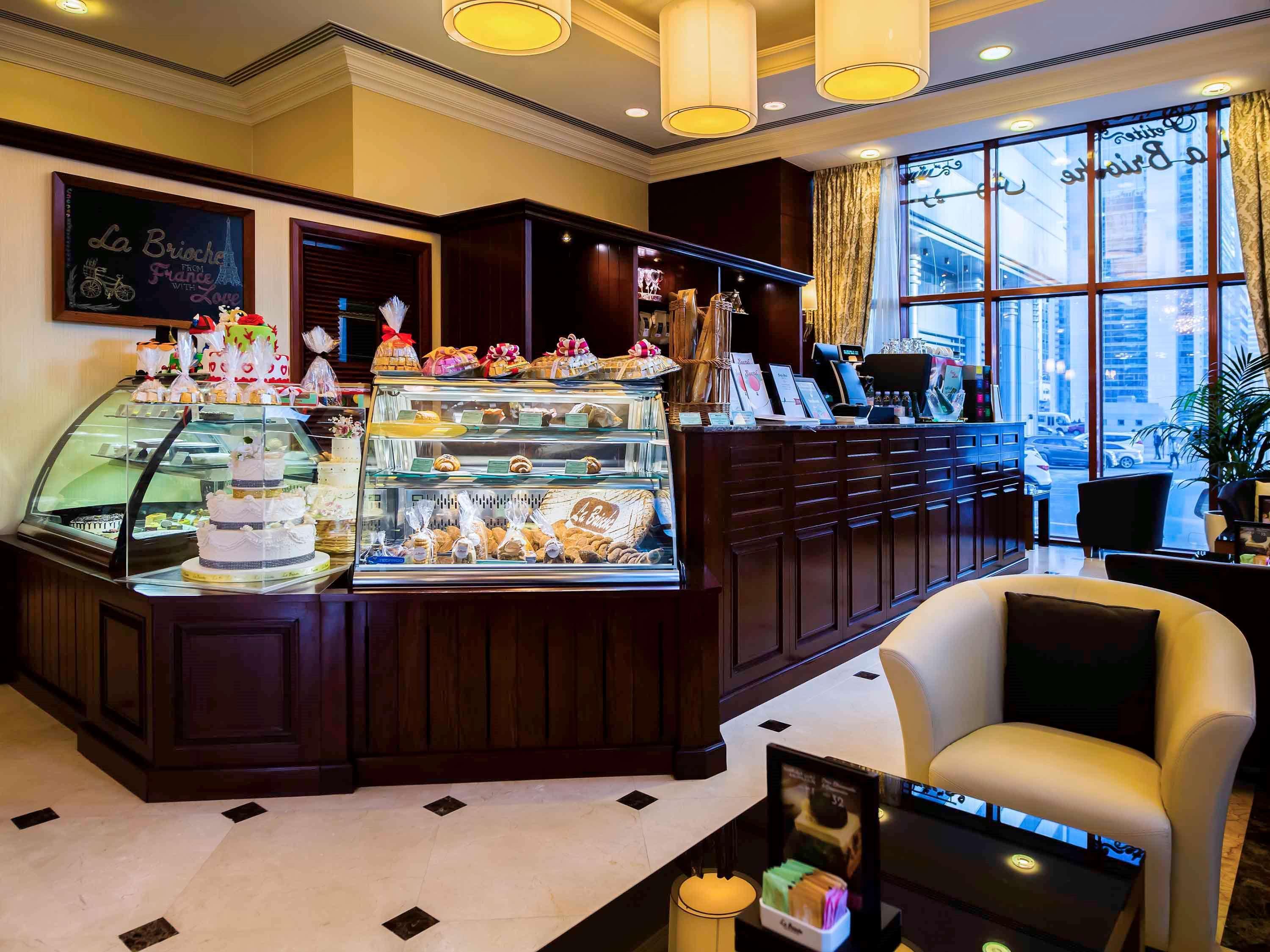 Grand Mercure Majlis Residences Абу Даби Екстериор снимка The Café