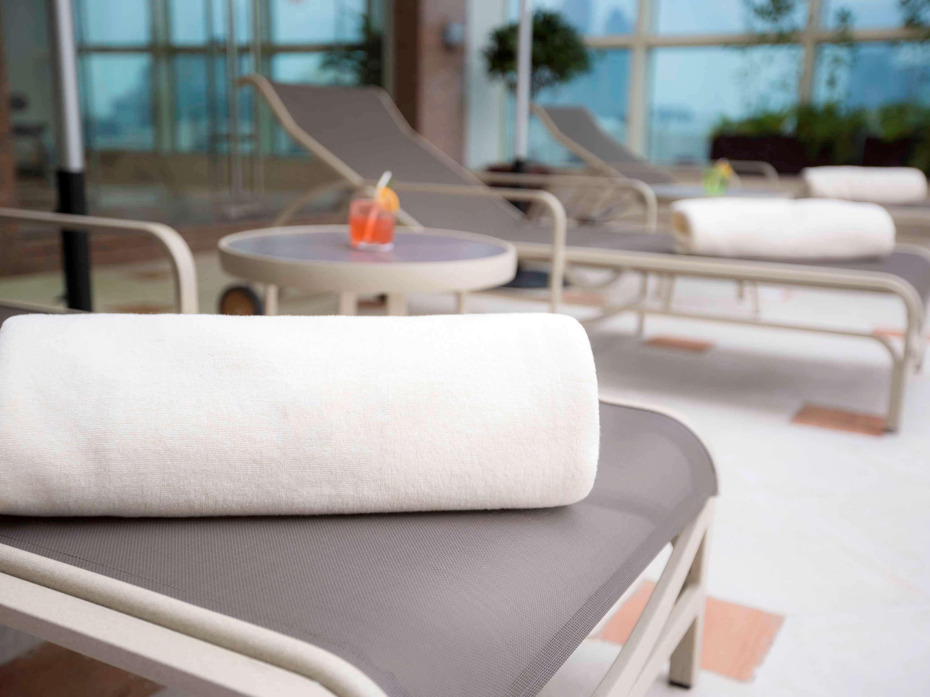 Grand Mercure Majlis Residences Абу Даби Екстериор снимка A rolled towel on a lounge chair