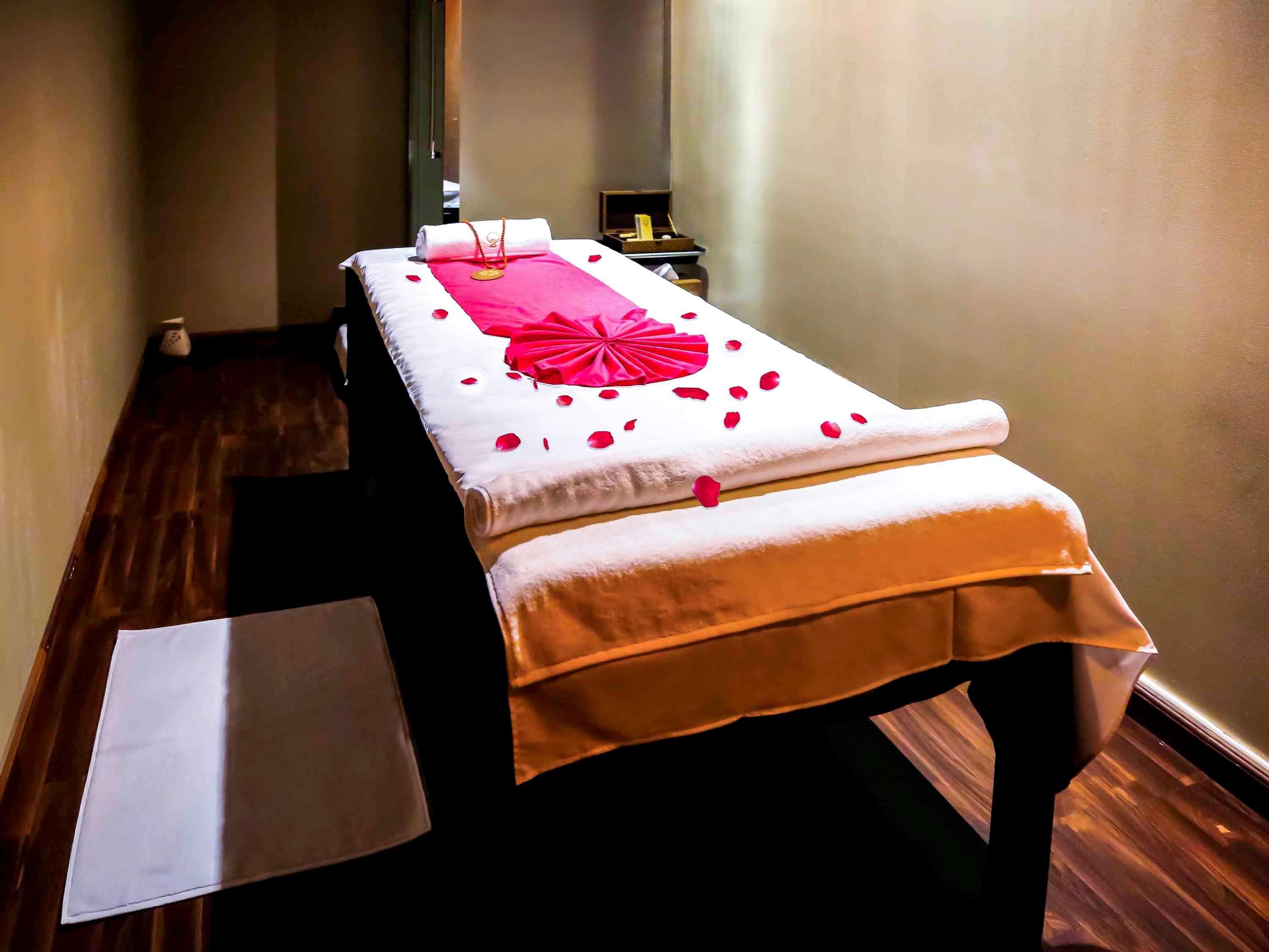Grand Mercure Majlis Residences Абу Даби Екстериор снимка Massage table