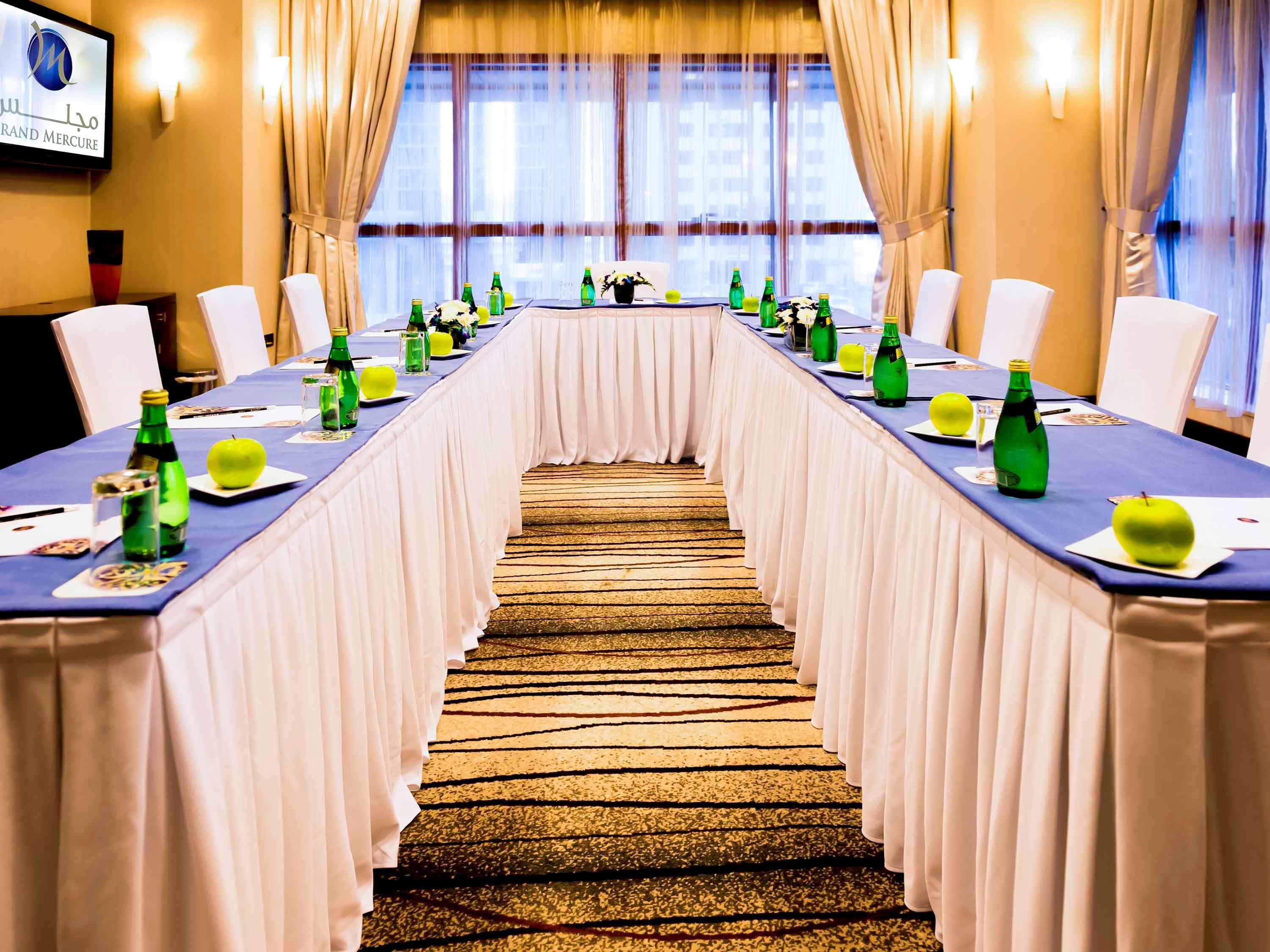 Grand Mercure Majlis Residences Абу Даби Екстериор снимка Meeting room at the hotel