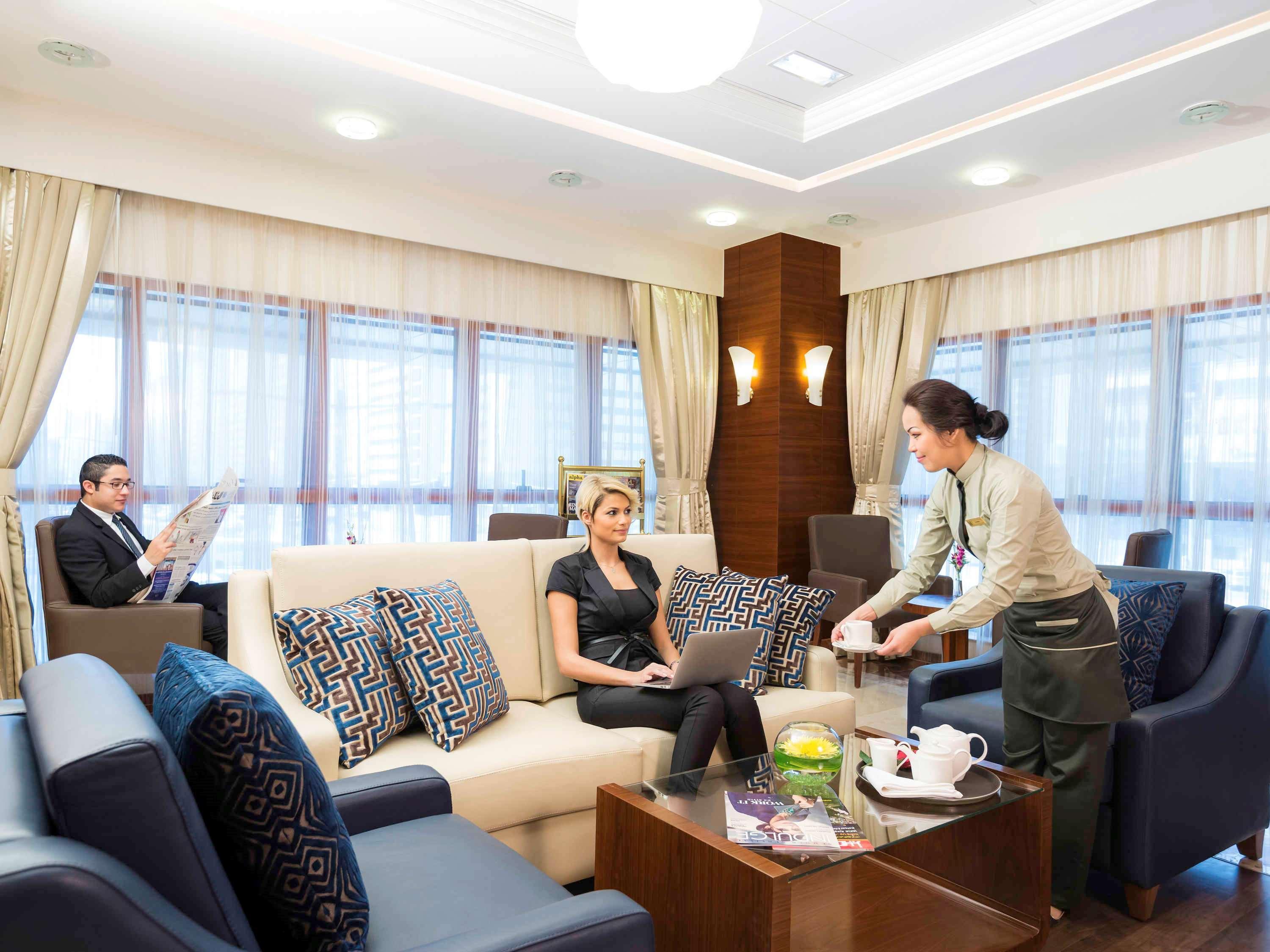 Grand Mercure Majlis Residences Абу Даби Екстериор снимка A business lounge at the airport