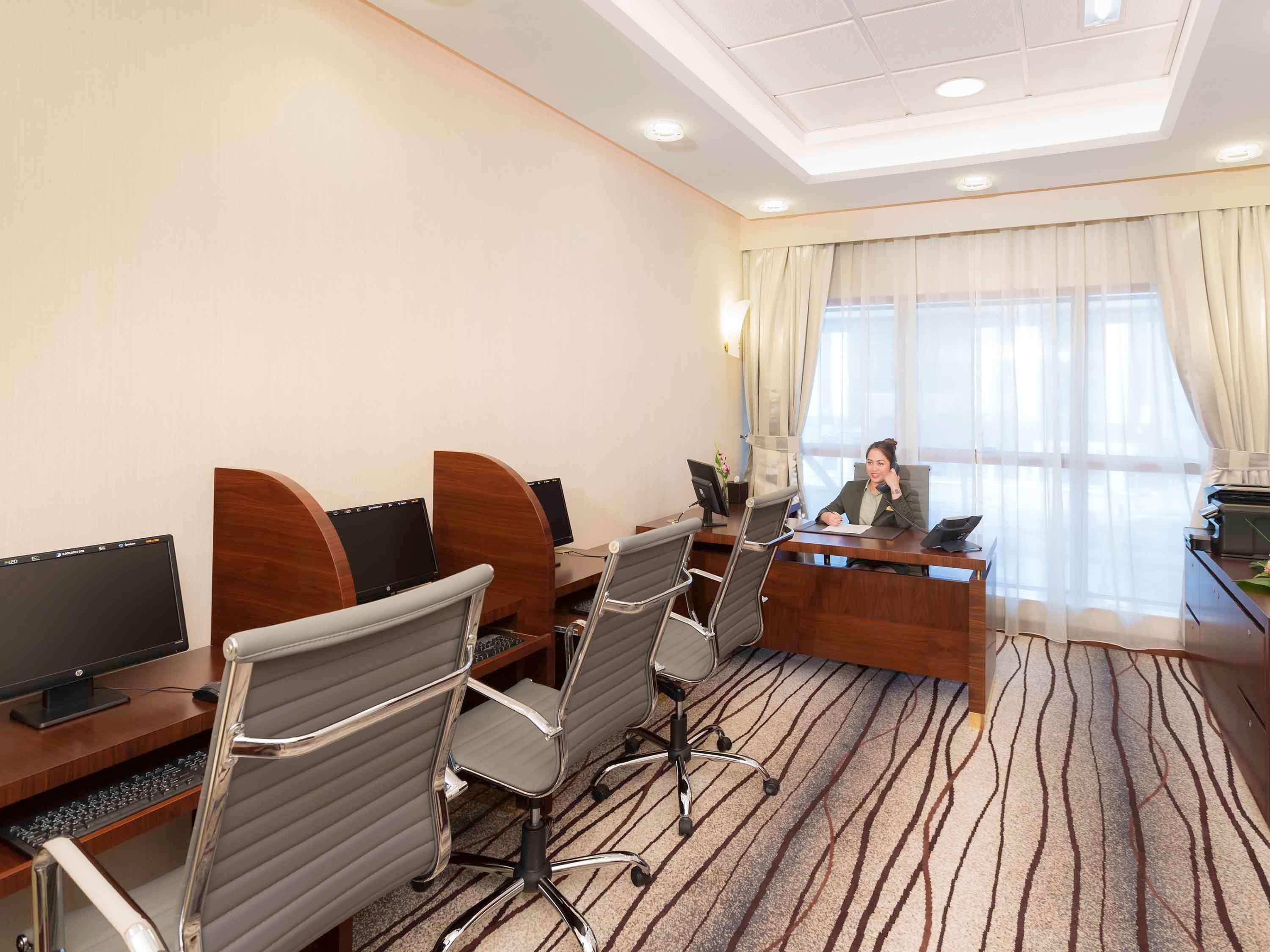 Grand Mercure Majlis Residences Абу Даби Екстериор снимка Business Center