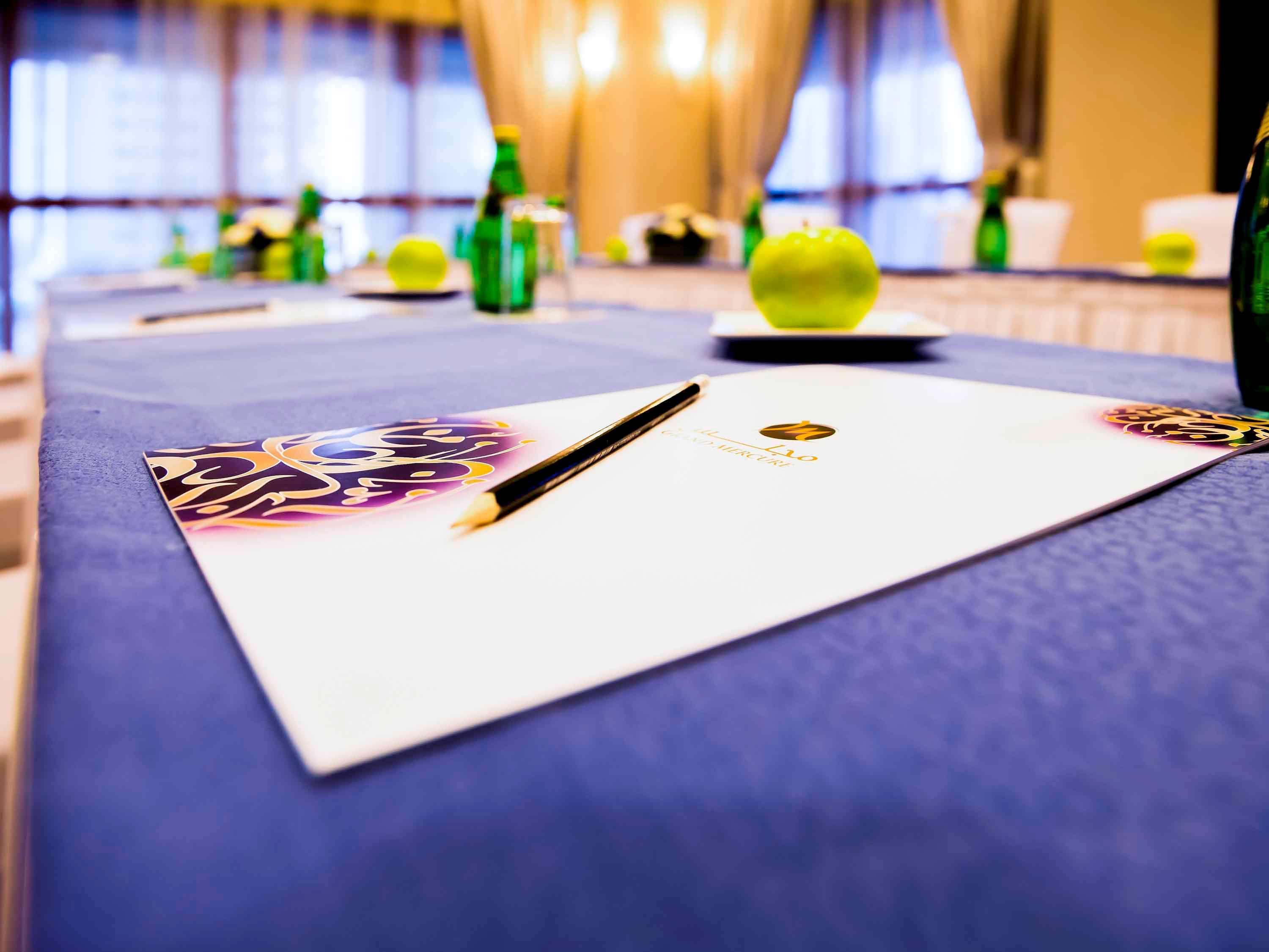 Grand Mercure Majlis Residences Абу Даби Екстериор снимка A pen and a notepad on a table