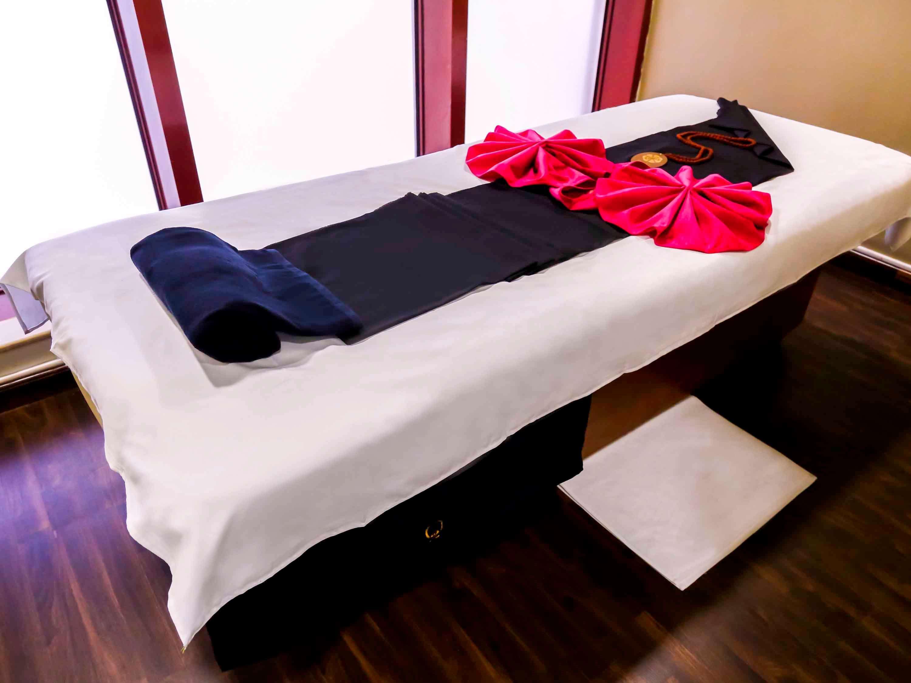 Grand Mercure Majlis Residences Абу Даби Екстериор снимка A massage table