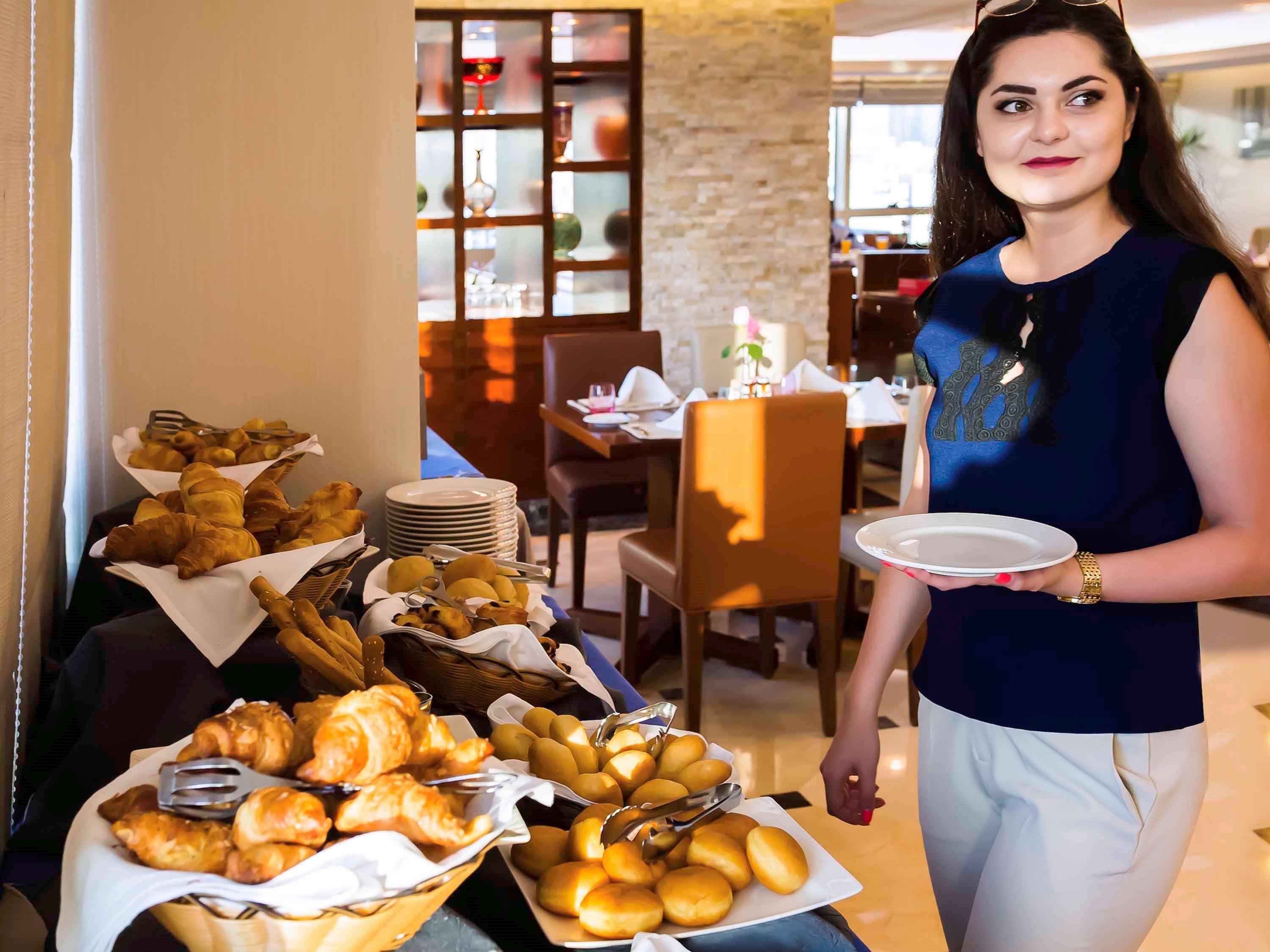 Grand Mercure Majlis Residences Абу Даби Екстериор снимка A hotel staff serving food