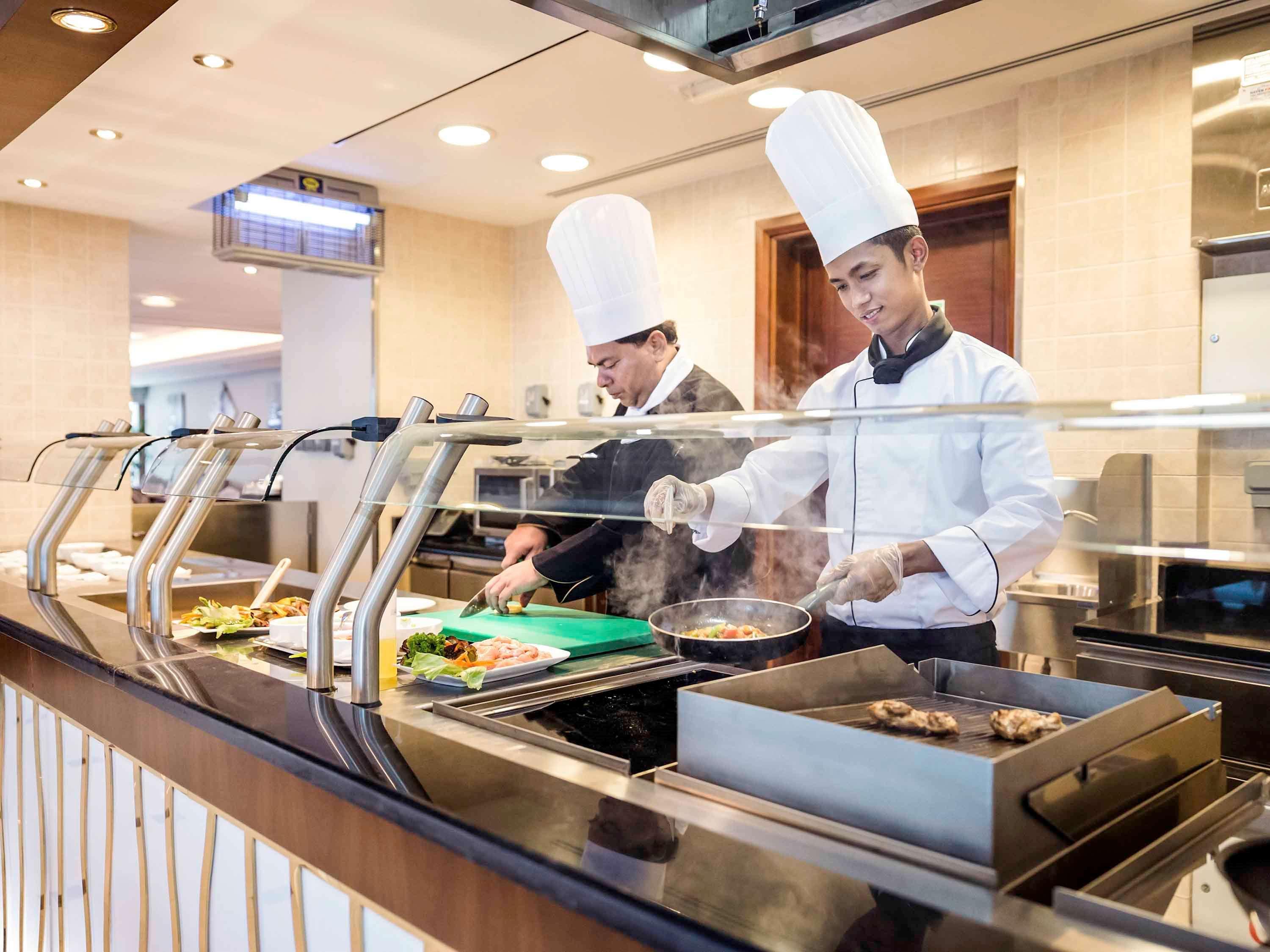 Grand Mercure Majlis Residences Абу Даби Екстериор снимка A buffet at a hotel