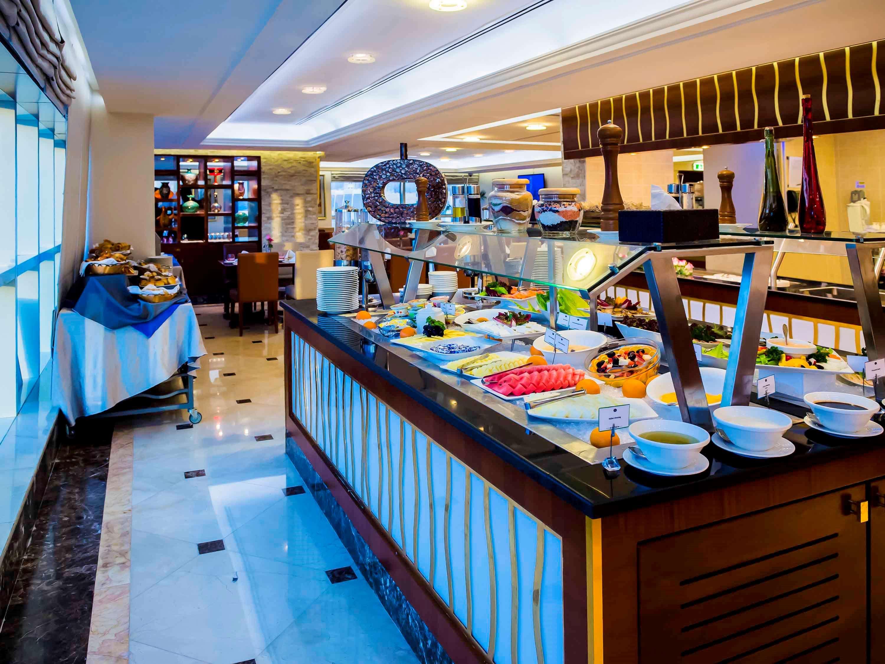 Grand Mercure Majlis Residences Абу Даби Екстериор снимка A buffet at a hotel