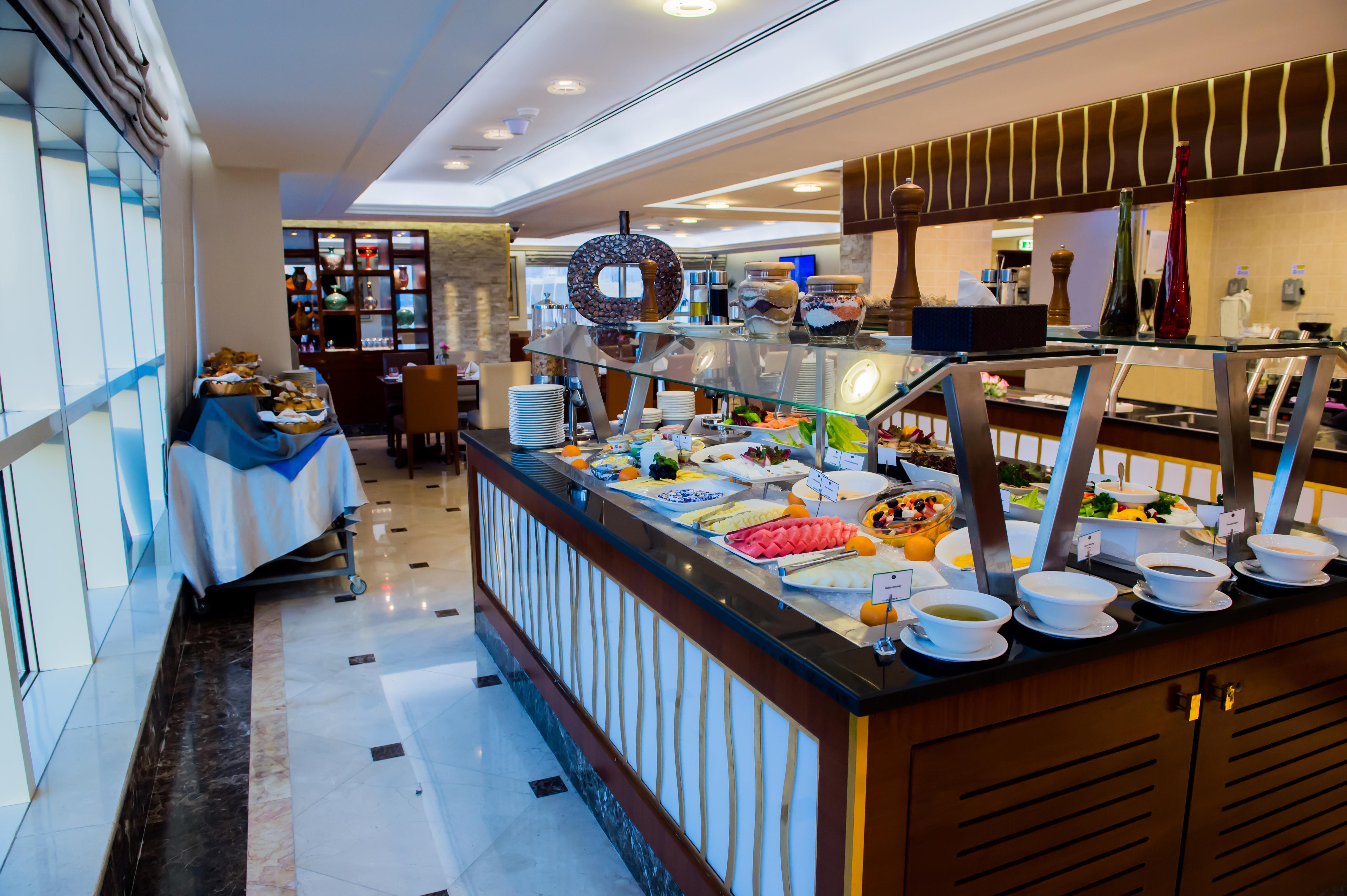 Grand Mercure Majlis Residences Абу Даби Екстериор снимка The buffet at the hotel