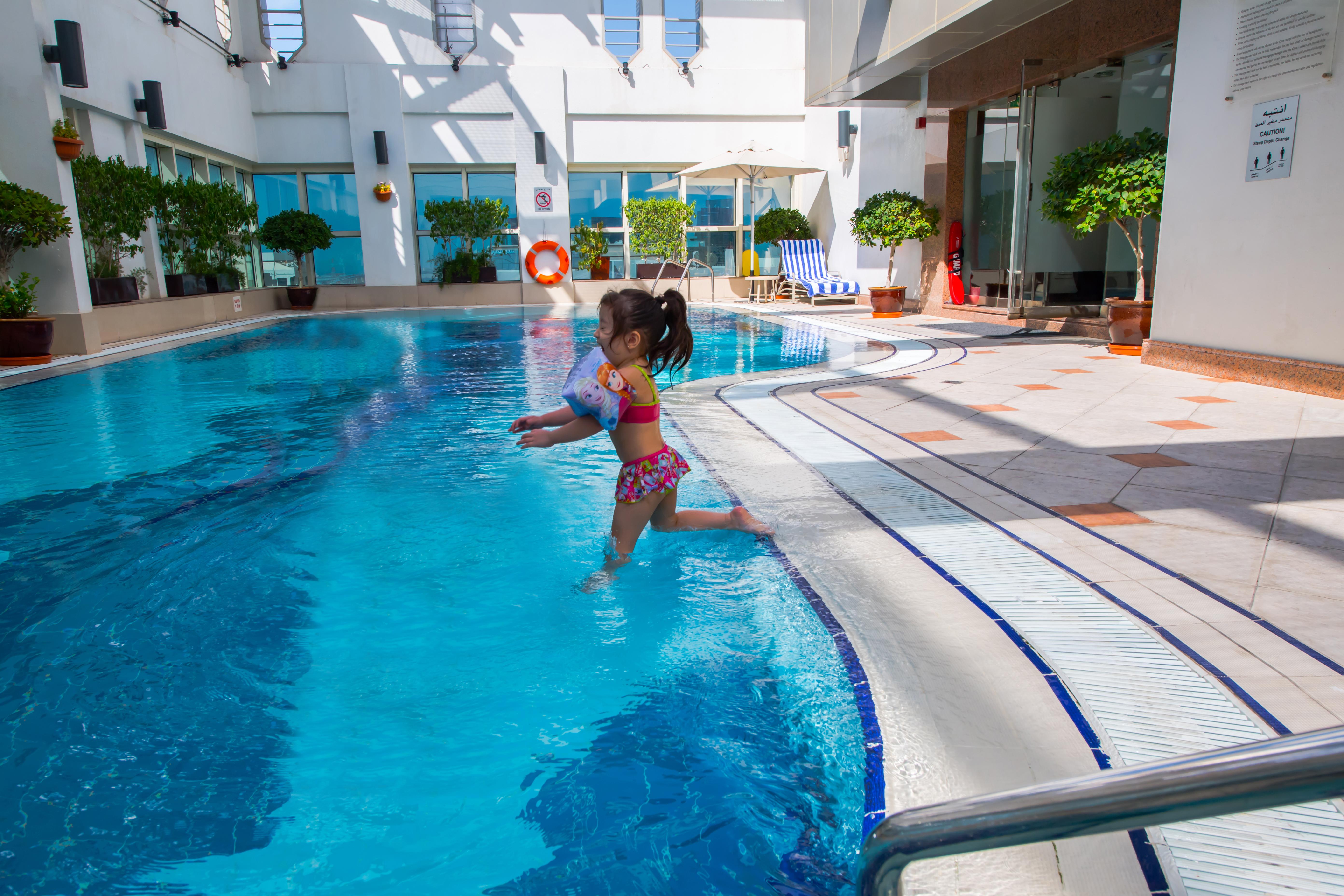 Grand Mercure Majlis Residences Абу Даби Екстериор снимка Swimming pool at the hotel
