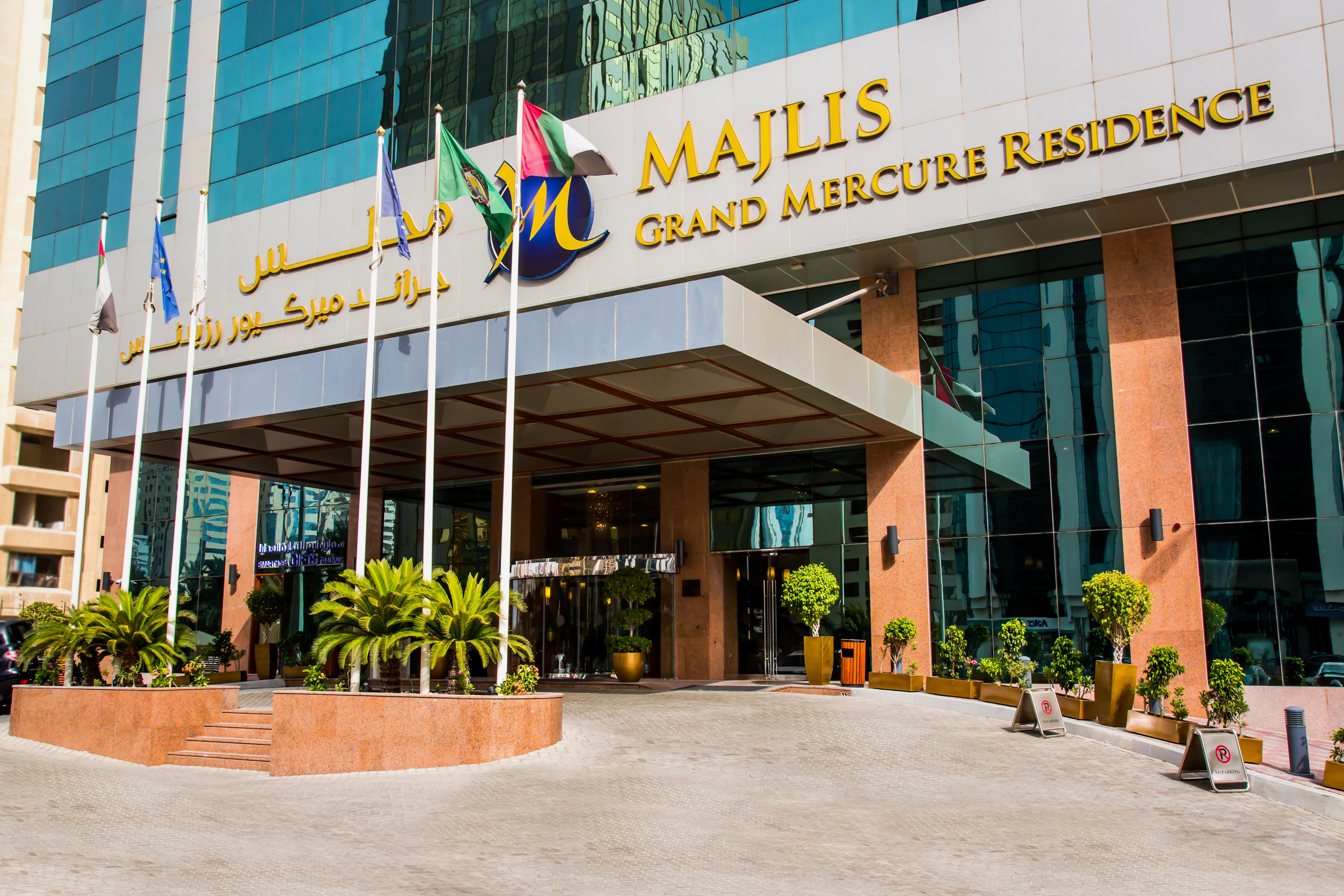 Grand Mercure Majlis Residences Абу Даби Екстериор снимка Grand Mercure Hotel