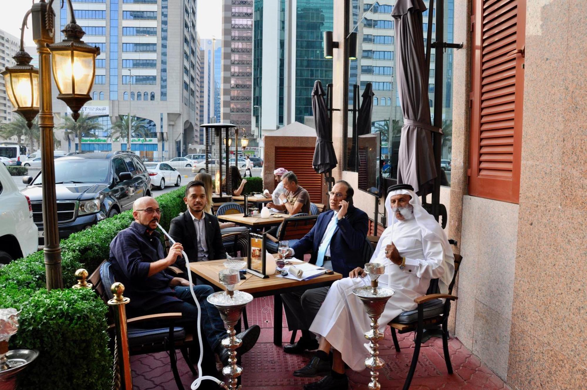 Grand Mercure Majlis Residences Абу Даби Екстериор снимка A coffeehouse in Dubai