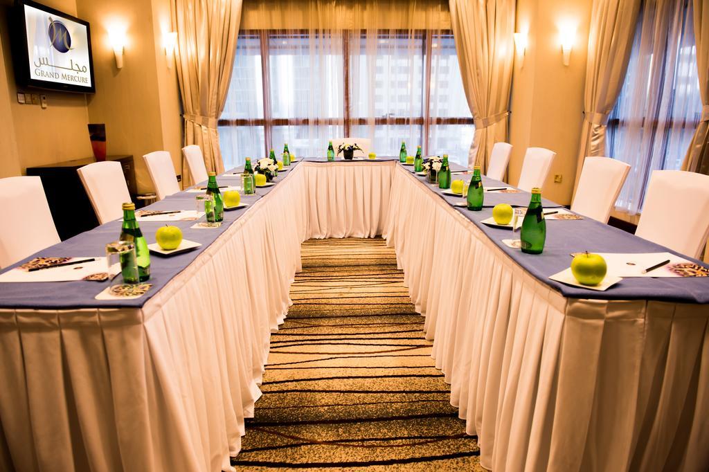 Grand Mercure Majlis Residences Абу Даби Екстериор снимка A meeting room at the hotel