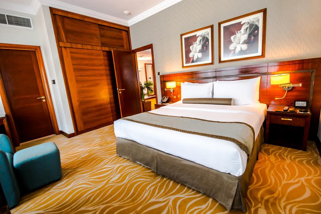 Grand Mercure Majlis Residences Абу Даби Екстериор снимка A bedroom at the hotel