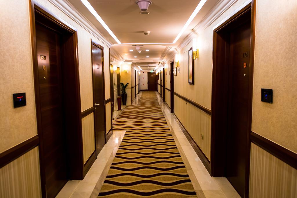 Grand Mercure Majlis Residences Абу Даби Екстериор снимка A corridor in a hotel