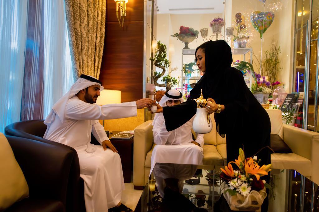 Grand Mercure Majlis Residences Абу Даби Екстериор снимка A woman in traditional dress in the United Arab Emirates