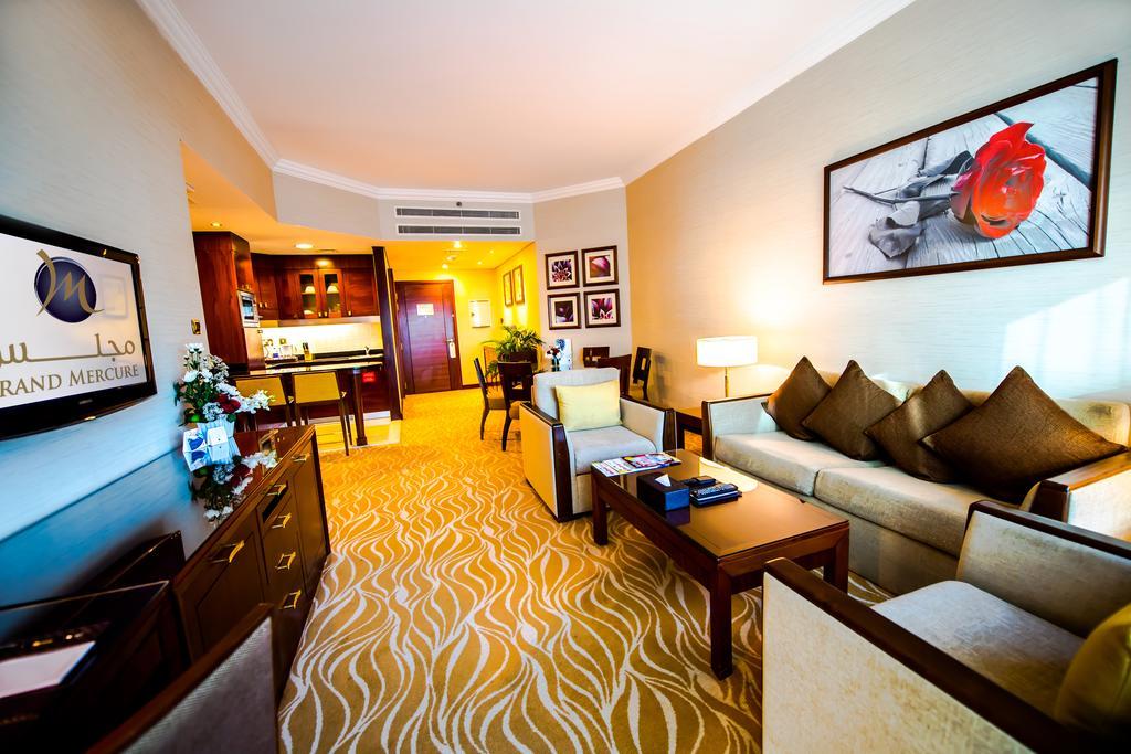 Grand Mercure Majlis Residences Абу Даби Екстериор снимка Suite at the hotel