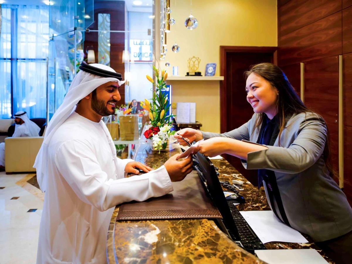 Grand Mercure Majlis Residences Абу Даби Екстериор снимка A guest checking in at a hotel