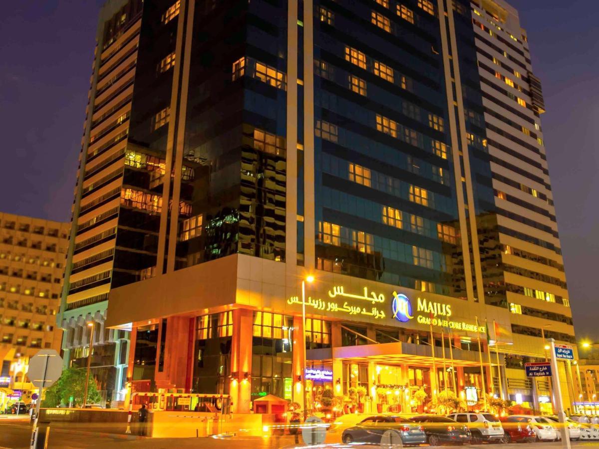 Grand Mercure Majlis Residences Абу Даби Екстериор снимка The hotel at night