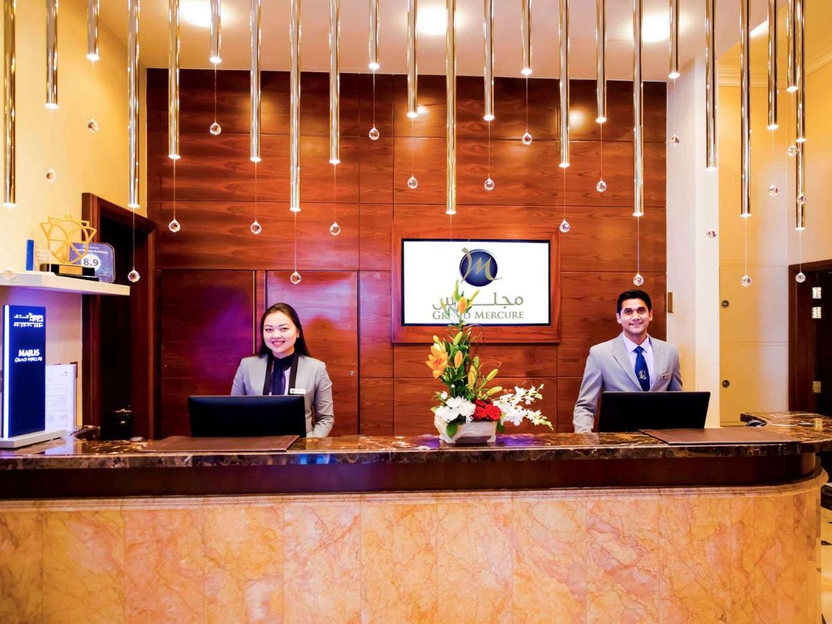 Grand Mercure Majlis Residences Абу Даби Екстериор снимка Reception desk at a hotel