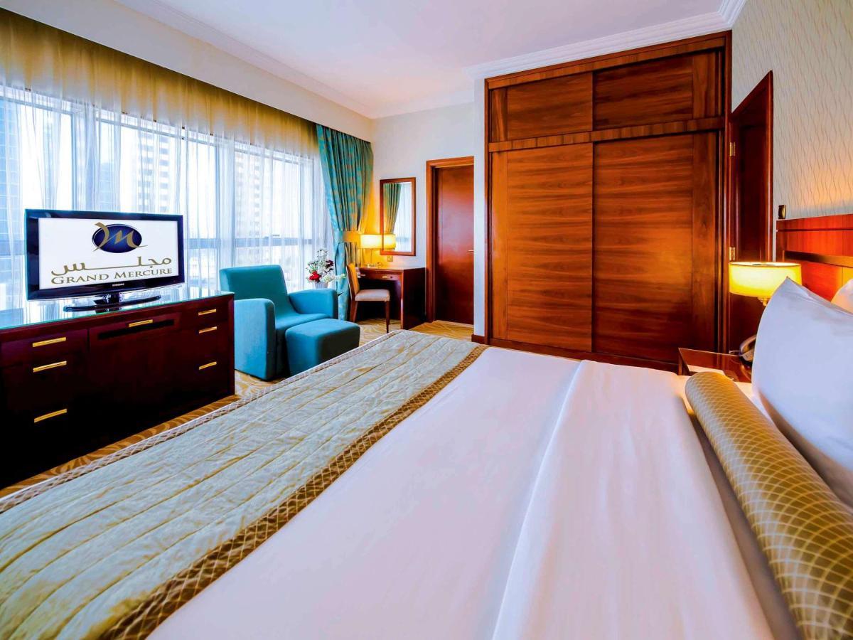Grand Mercure Majlis Residences Абу Даби Екстериор снимка A bedroom at the hotel