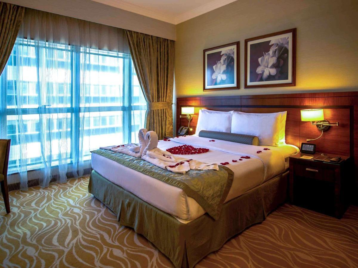 Grand Mercure Majlis Residences Абу Даби Екстериор снимка A bedroom at the hotel